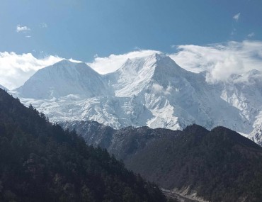 Manaslu view on the way to Tilije